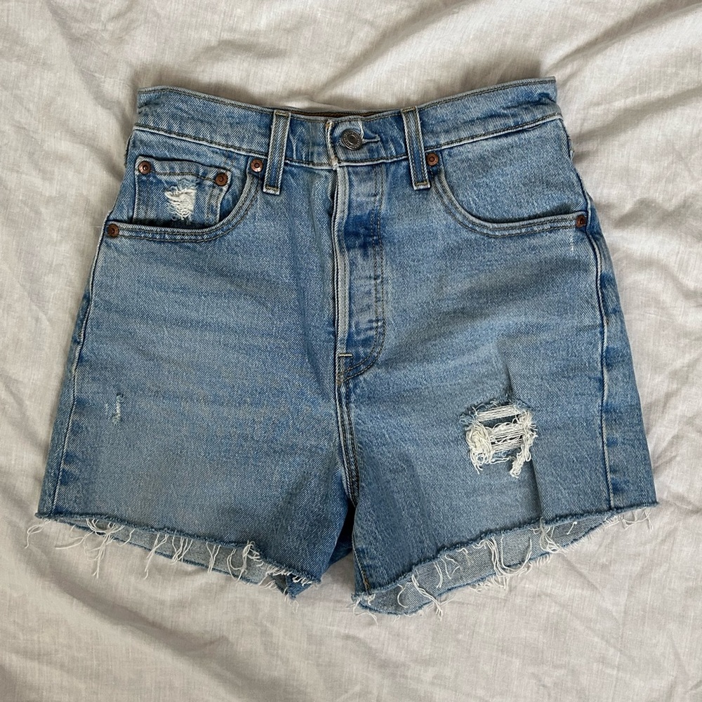 Levi’s | Premium Ribcage Short - Picture 3 of 9